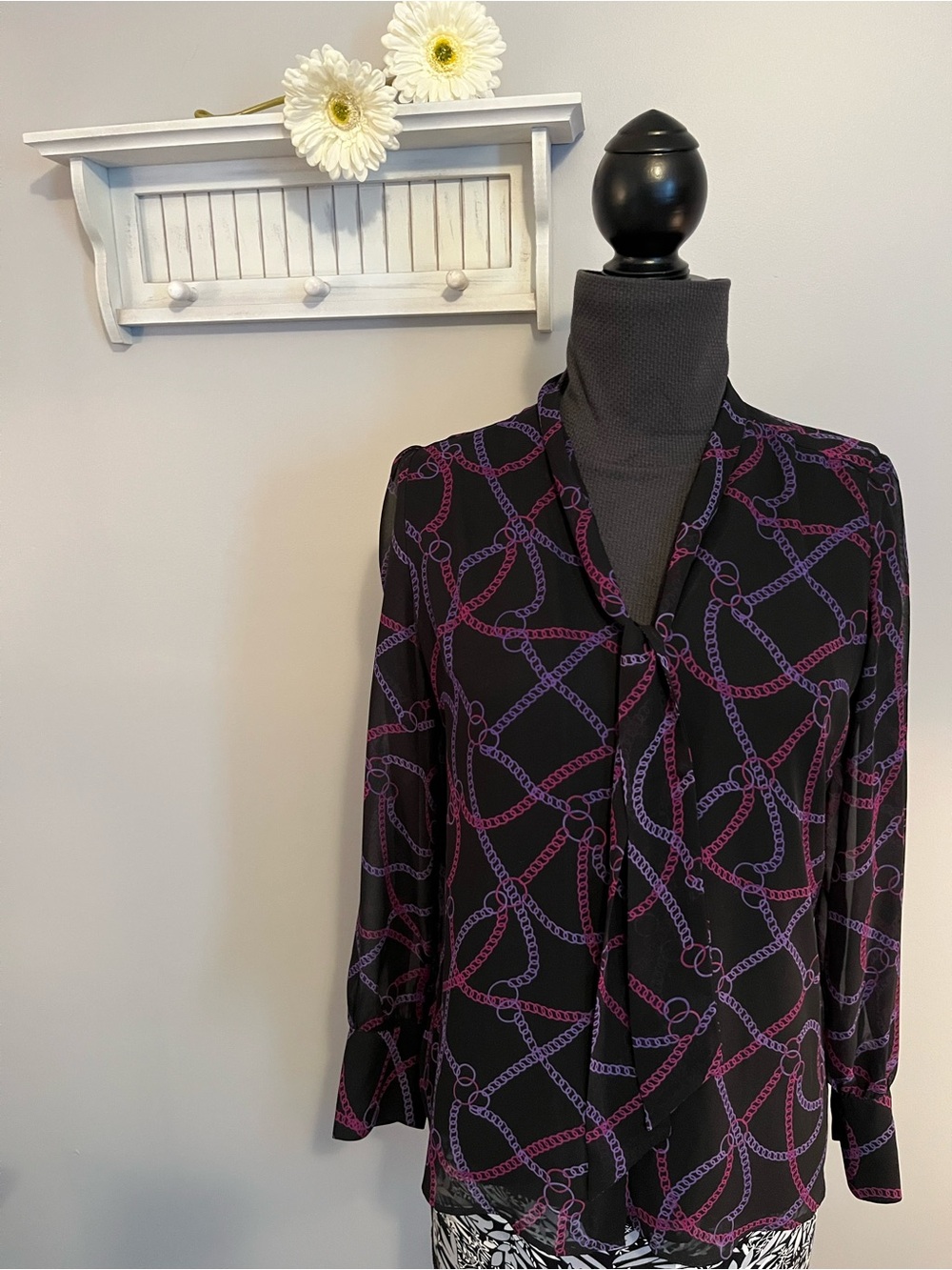 LAURA Tie-Neck Blouse with Purple & Magenta Chain Print EUC
